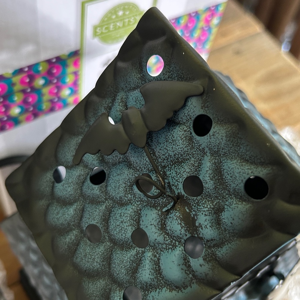 Scentsy Festive Haunting Good Time Warmer BNIB - Picture 2 of 7